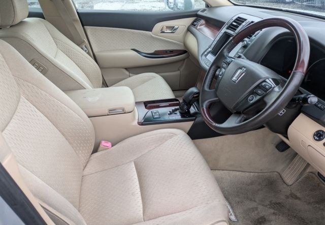 Toyota CROWN thumbnail 7