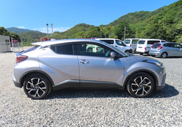 Toyota C-HR thumbnail 5