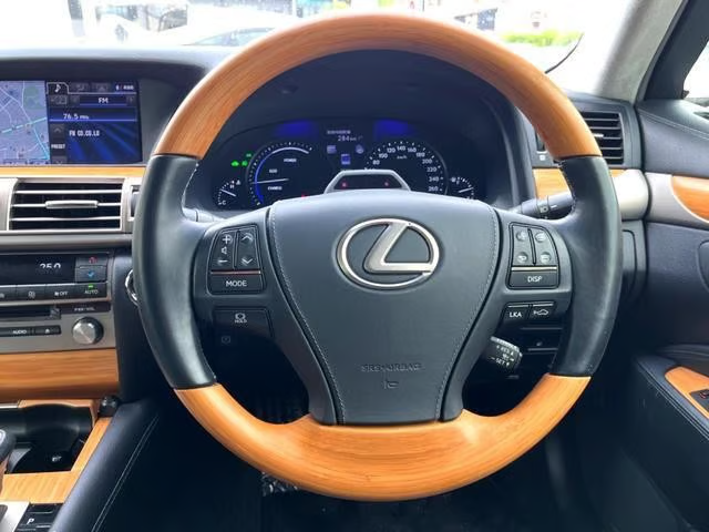 Lexus LS600h thumbnail 10