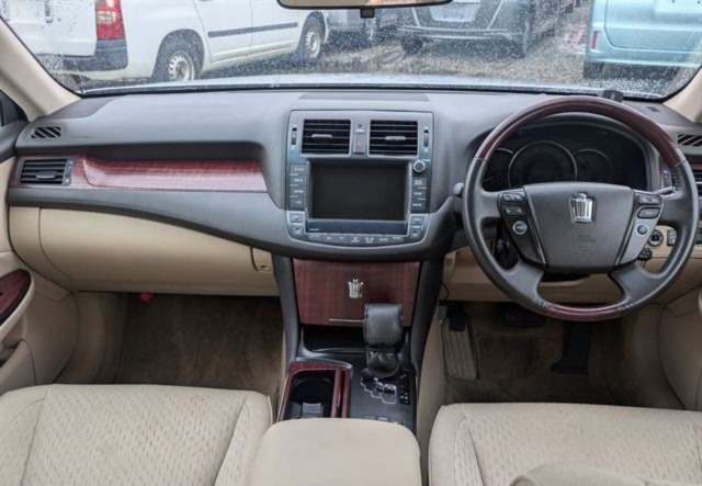 Toyota CROWN thumbnail 6