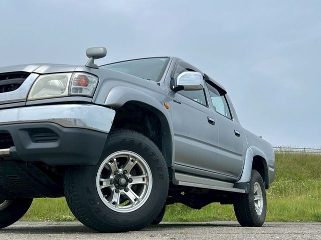 TOYOTA HILUX thumbnail 4