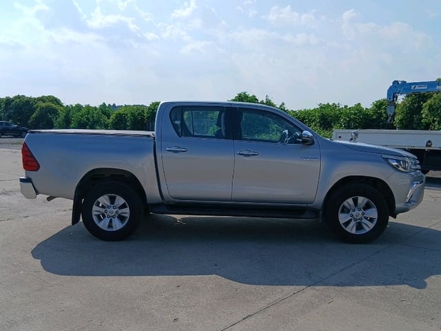 TOYOTA HILUX thumbnail 8